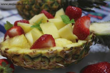 Zdjęcie - Salatka owocowa w ananasie - Przepisy kulinarne ze zdjęciami