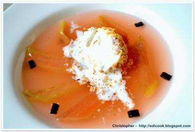 Zdjęcie - Wykwintna zupa rabarbarowa z lodami w migdałowym krokancie. - Przepisy kulinarne ze zdjęciami