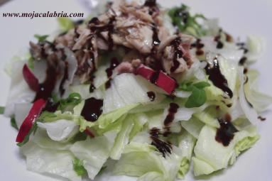 Zdjęcie - Salatka wiosenna z tunczykiem - Przepisy kulinarne ze zdjęciami