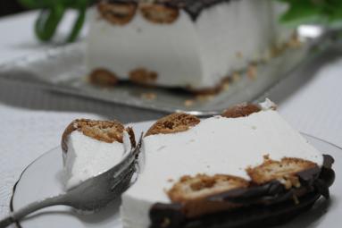 Zdjęcie - Pianka jogurtowa na ciasteczkach "amaretti" - Przepisy kulinarne ze zdjęciami