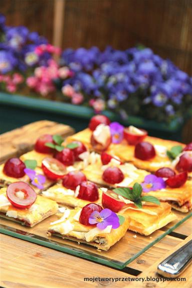 Zdjęcie - Słodki poniedziałek i francuskie z nutellą, winogronami i wodą różaną - Przepisy kulinarne ze zdjęciami