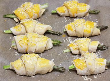 Zdjęcie - Serowe rogaliki ze szparagami - Przepisy kulinarne ze zdjęciami