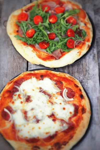 Zdjęcie - Pizza prosciutto e rucola z polskim sosem pomidorowym wg...Magdy Gessler - Przepisy kulinarne ze zdjęciami