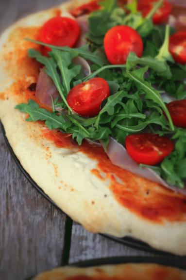 Zdjęcie - Pizza prosciutto e rucola z polskim sosem pomidorowym wg...Magdy Gessler - Przepisy kulinarne ze zdjęciami