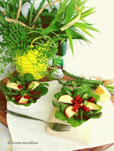 Zdjęcie - Sałatka ze szpinakiem i szparagami - Przepisy kulinarne ze zdjęciami