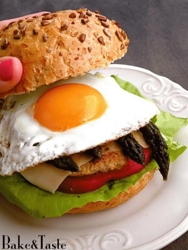 Zdjęcie - Burgery ze szparagami i jajkiem sadzonym - Przepisy kulinarne ze zdjęciami
