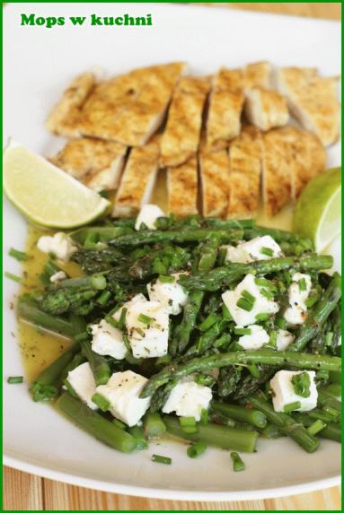 Zdjęcie - Zielone szparagi z serem feta i limonkowym dressingiem - Przepisy kulinarne ze zdjęciami