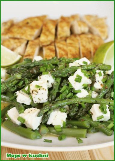 Zdjęcie - Zielone szparagi z serem feta i limonkowym dressingiem - Przepisy kulinarne ze zdjęciami