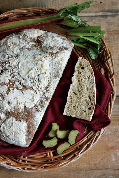 Zdjęcie - Chleb z rabarbarem na zakwasie pszennym - Przepisy kulinarne ze zdjęciami