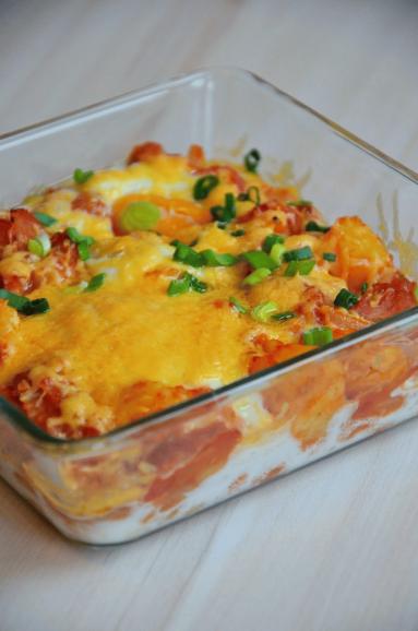 Zdjęcie - Jajka zapiekane z ziemniakami, pomidorami i anchois - Przepisy kulinarne ze zdjęciami