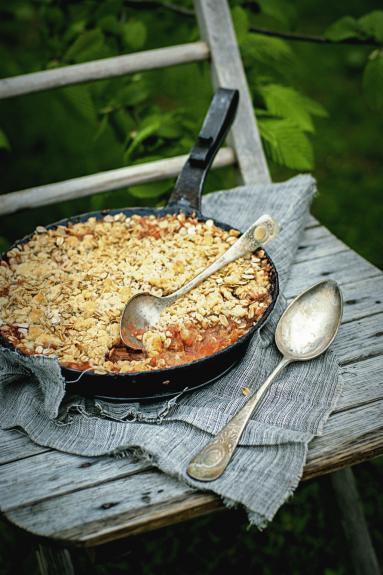 Zdjęcie - Crumble z rabarbarem - Rhubarb crumble - Przepisy kulinarne ze zdjęciami