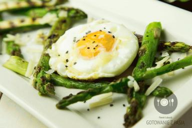 Zdjęcie - Grillowane szparagi z jajkiem sadzonym oraz parmezanem - Przepisy kulinarne ze zdjęciami