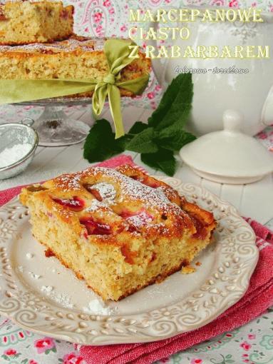 Zdjęcie - Marcepanowe ciasto z rabarbarem - Przepisy kulinarne ze zdjęciami