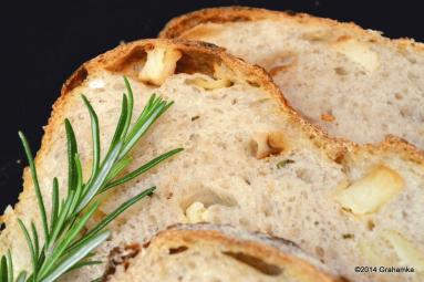 Zdjęcie - Chleb z pieczonymi ziemniakami i rozmarynem - Przepisy kulinarne ze zdjęciami