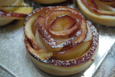 Zdjęcie - Roze z jablek w ciscie - Przepisy kulinarne ze zdjęciami