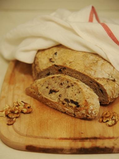 Zdjęcie - Chleb razowy z suszoną śliwką i orzechami - Przepisy kulinarne ze zdjęciami