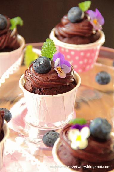 Zdjęcie - Słodki poniedziałek i czekoladowe muffiny z czekoladowym kremem i borówkami - Przepisy kulinarne ze zdjęciami