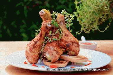 Zdjęcie - Pałki z kurczaka na grzankach czosnkowych z dipem paprykowym z olejem rzepakowym - Przepisy kulinarne ze zdjęciami