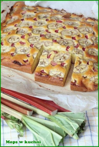 Zdjęcie - Ciasto z bananami i rabarbarem - Przepisy kulinarne ze zdjęciami