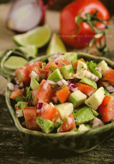 Zdjęcie - Salsa z pomidorów i awokado - Przepisy kulinarne ze zdjęciami