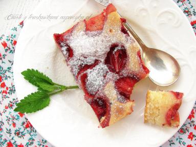 Zdjęcie - Szybkie ciasto z truskawkami - Przepisy kulinarne ze zdjęciami