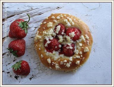 Zdjęcie - Drożdżówki z truskawkami i kruszonką - Przepisy kulinarne ze zdjęciami