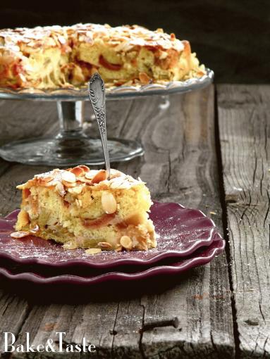 Zdjęcie - Francuskie ciasto z rabarbarem i migdałami - Majowe Wyzwanie Blogerek i Blogerów - Przepisy kulinarne ze zdjęciami