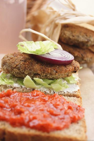 Zdjęcie - Kanapka z burgerem soczewicowmy - Majowe Wyzwanie Blogerek i Blogerów - Przepisy kulinarne ze zdjęciami