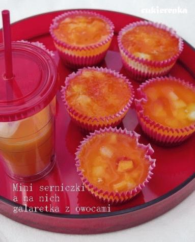 Zdjęcie - Mini serniczki z galaretką z owocami - Przepisy kulinarne ze zdjęciami