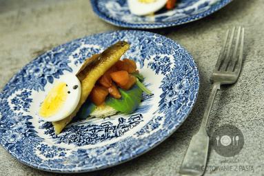 Zdjęcie - Marynowanym śledź i warzywa z grilla z jajkiem na twardo - Przepisy kulinarne ze zdjęciami