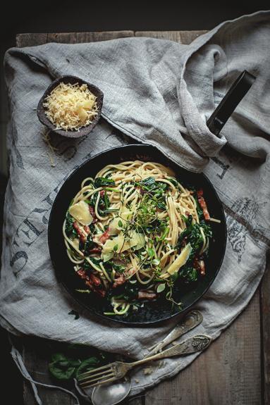 Zdjęcie - Czosnkowe spaghetti ze szpinakiem boczkiem, parmezanem i ziołami -  Garlic spaghetti with spinach with bacon, spinach and parmesan - Przepisy kulinarne ze zdjęciami