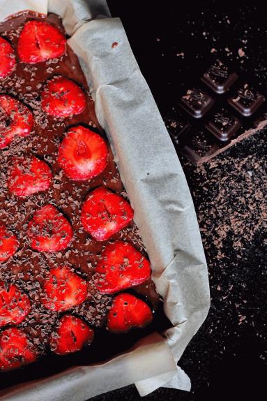 Zdjęcie - Brownie z truskawkami i truskawkowym coulis - Przepisy kulinarne ze zdjęciami