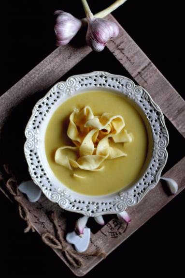 Zdjęcie - Zupa z pieczonego czosnku z domowym makaronem - Przepisy kulinarne ze zdjęciami