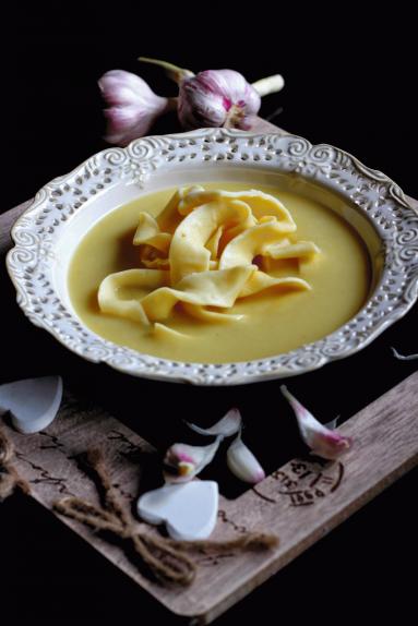 Zdjęcie - Zupa z pieczonego czosnku z domowym makaronem - Przepisy kulinarne ze zdjęciami