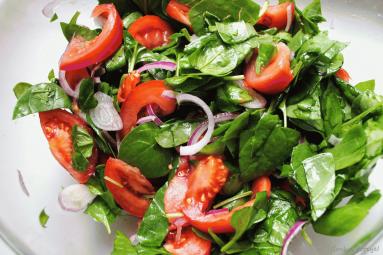 Zdjęcie - Sałatka ze szpinaku, pomidorów i czerwonej cebuli - Przepisy kulinarne ze zdjęciami