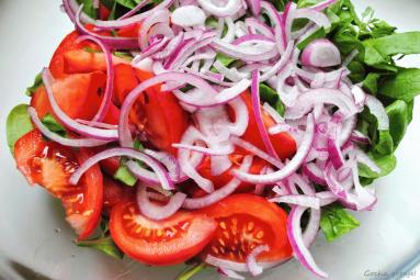 Zdjęcie - Sałatka ze szpinaku, pomidorów i czerwonej cebuli - Przepisy kulinarne ze zdjęciami