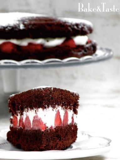 Zdjęcie - Ciasto czekoladowe z truskawkami i bitą śmietaną - Przepisy kulinarne ze zdjęciami