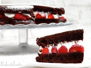 Zdjęcie - Ciasto czekoladowe z truskawkami i bitą śmietaną - Przepisy kulinarne ze zdjęciami