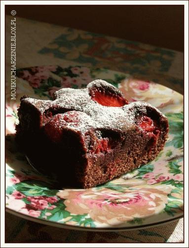 Zdjęcie - Brownie z truskawkami - Przepisy kulinarne ze zdjęciami
