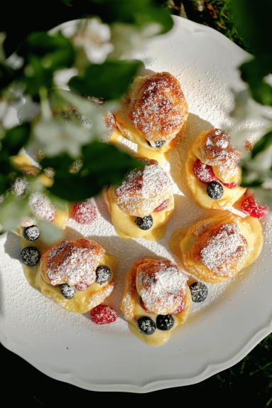 Zdjęcie - Mini ptysie z kremem waniliowym i owocami jagodowymi - Przepisy kulinarne ze zdjęciami