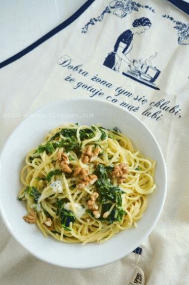 Zdjęcie - Spaghetti ze szpinakiem, serem pleśniowym i orzechami (jeszcze panieński) ;) - Przepisy kulinarne ze zdjęciami