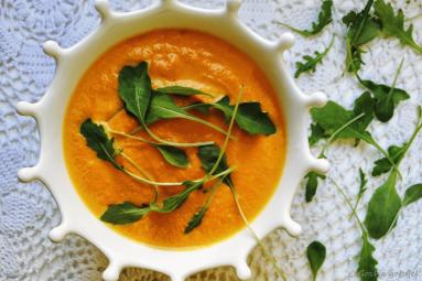 Zdjęcie - Zupa krem z marchewki z curry i rukolą - Przepisy kulinarne ze zdjęciami