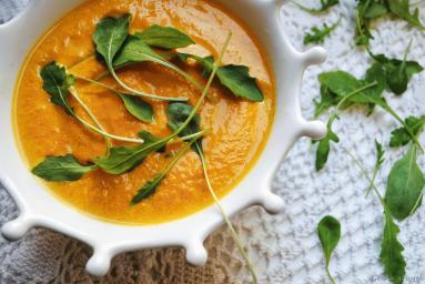 Zdjęcie - Zupa krem z marchewki z curry i rukolą - Przepisy kulinarne ze zdjęciami