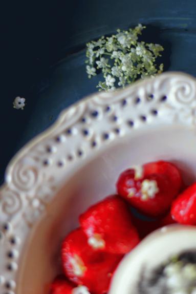 Zdjęcie - Panna cotta z truskawkami i syropem z kwiatów czarnego bzu - Przepisy kulinarne ze zdjęciami
