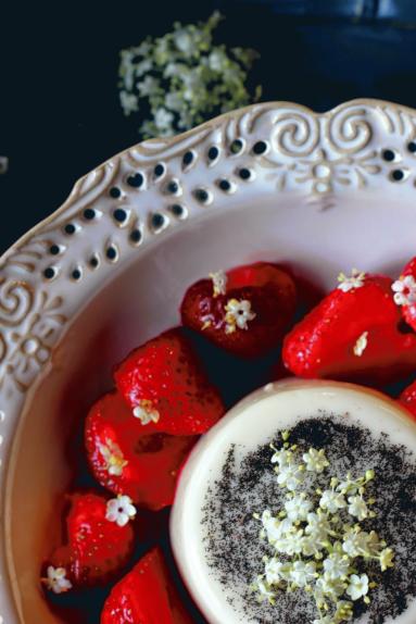 Zdjęcie - Panna cotta z truskawkami i syropem z kwiatów czarnego bzu - Przepisy kulinarne ze zdjęciami