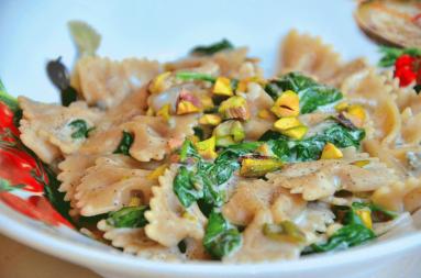 Zdjęcie - Makaron z gorgonzolą, szpinakiem i pistacjami wg Nigelli - Przepisy kulinarne ze zdjęciami