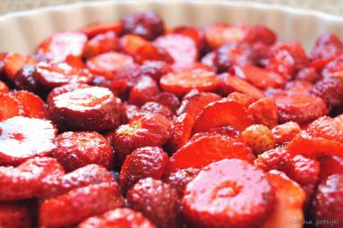 Zdjęcie - Crumble truskawkowe, czyli truskawki pod kruszonką z płatkami migdałowymi - Przepisy kulinarne ze zdjęciami
