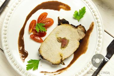 Zdjęcie - Schab nadziewany rabarbarem z sosem rabarbarowo-winnym na miodzie  gryczanym - Przepisy kulinarne ze zdjęciami