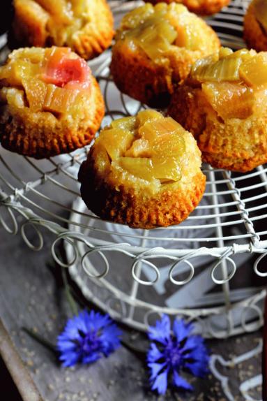 Zdjęcie - Muffinki z karmelizowanym rabarbarem - Przepisy kulinarne ze zdjęciami