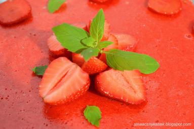 Zdjęcie - Sernik z truskawkami i musem truskawkowym - Przepisy kulinarne ze zdjęciami